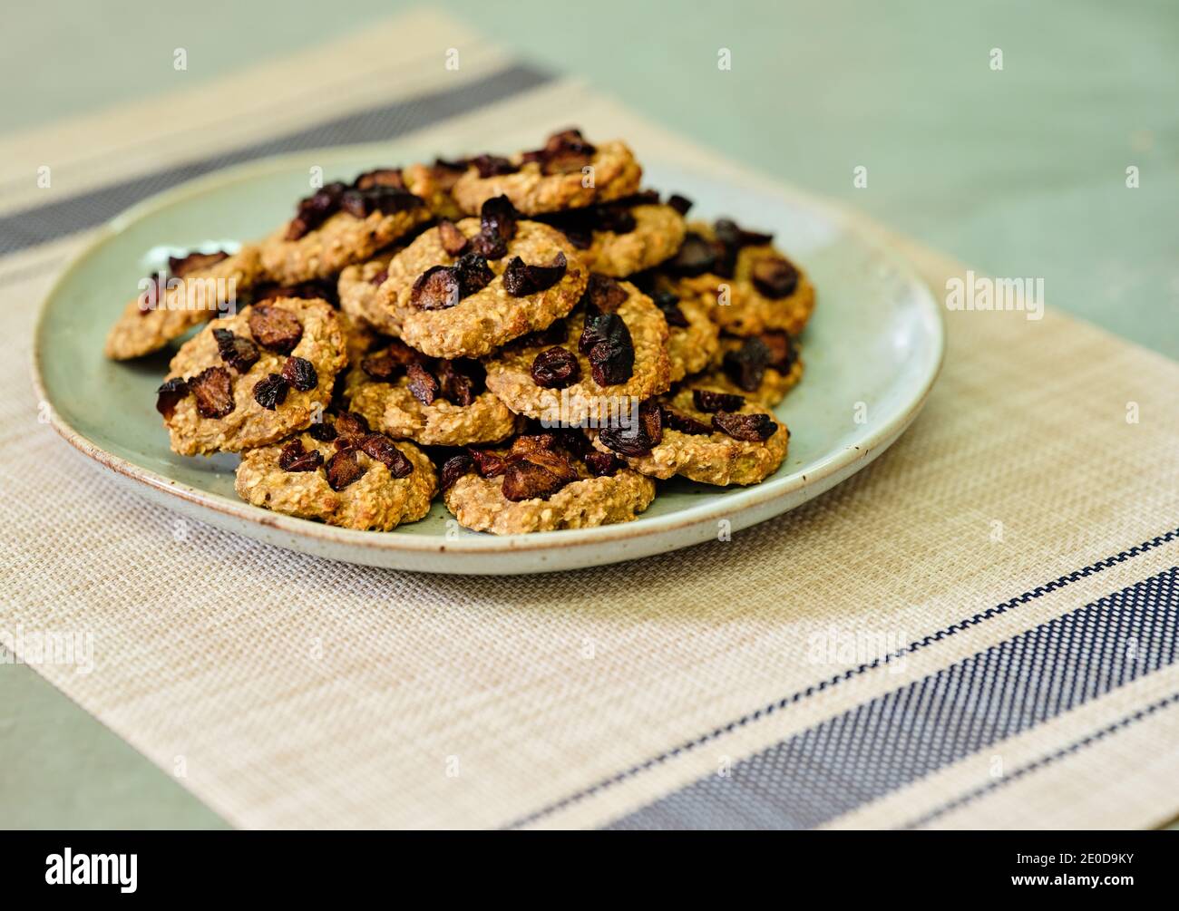 Biscotti appena sfornati alla frolla con frutta secca sul piatto cucina Foto Stock