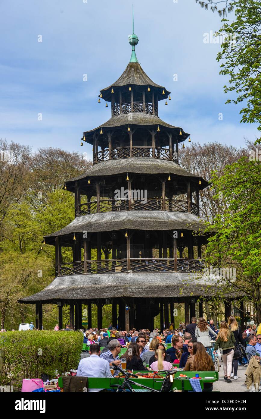 Biergarten, Chinesischer Turm, Englischer Garten Monaco di Baviera, Deutschland Foto Stock