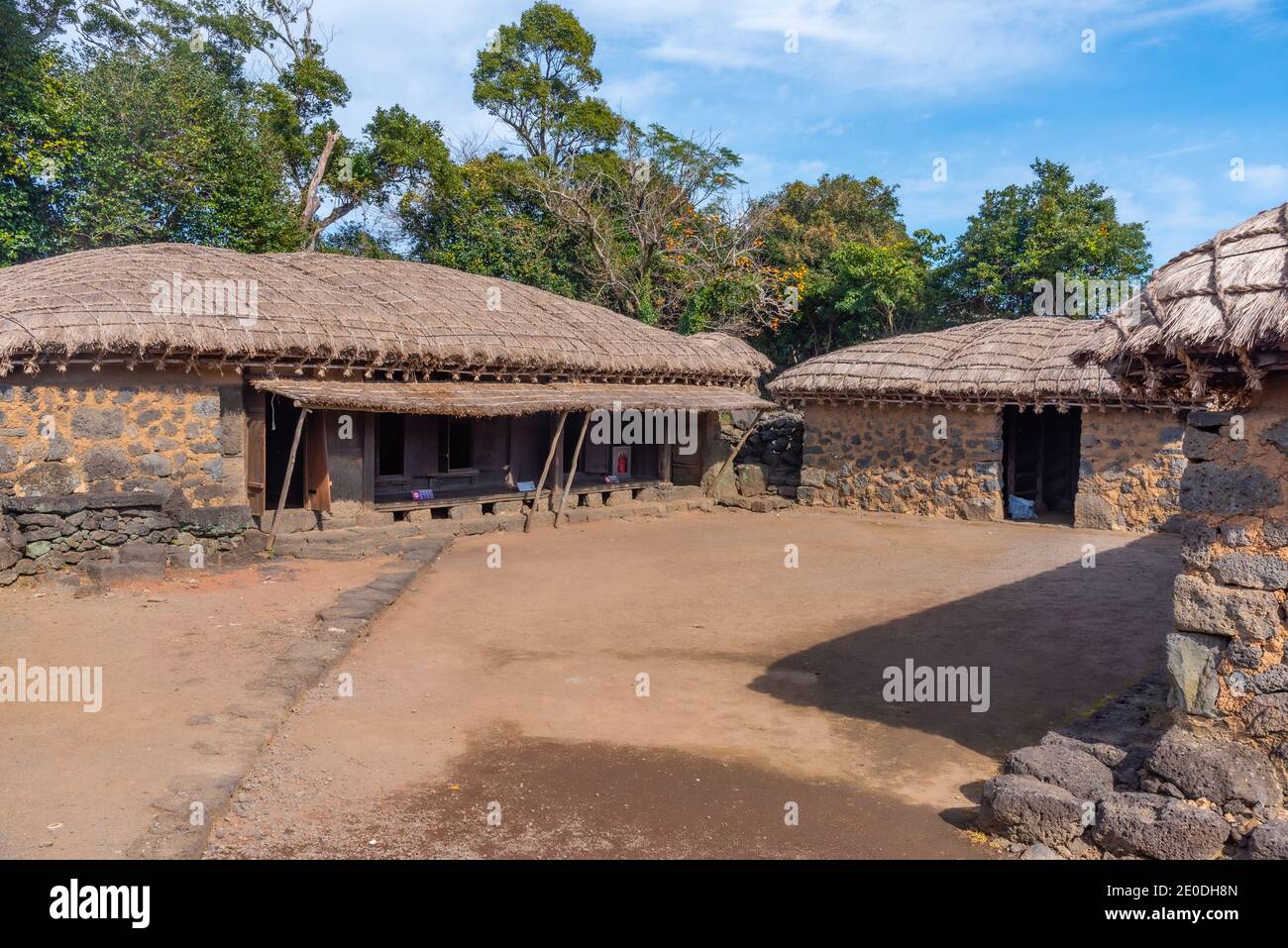 Case tradizionali a Seongeup villaggio folk a Jeju isola, Repubblica di Corea Foto Stock