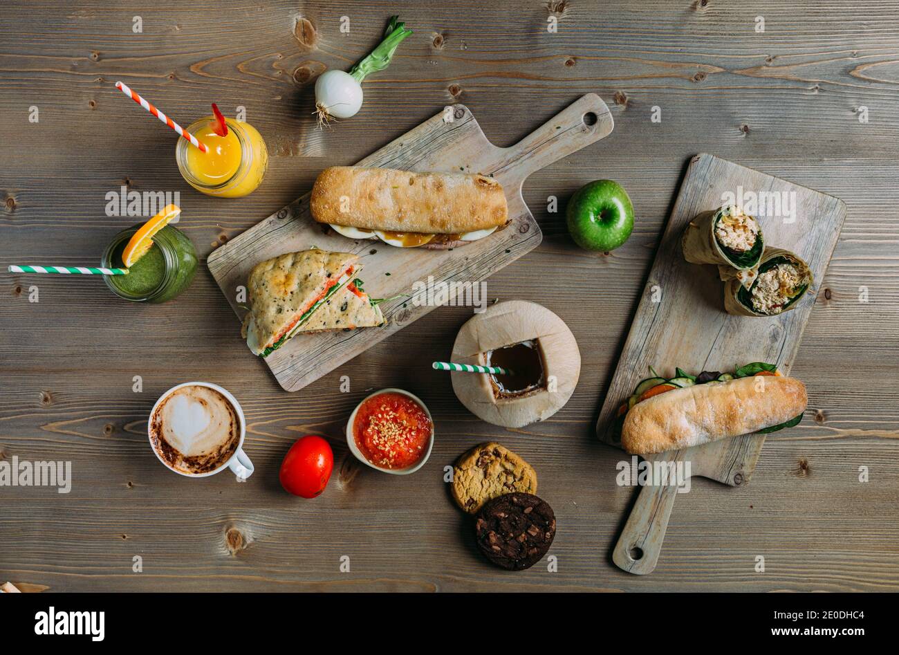 Assortimento di cibi salutari: Panini, panini, biscotti, frutta, caffè e focacce Foto Stock