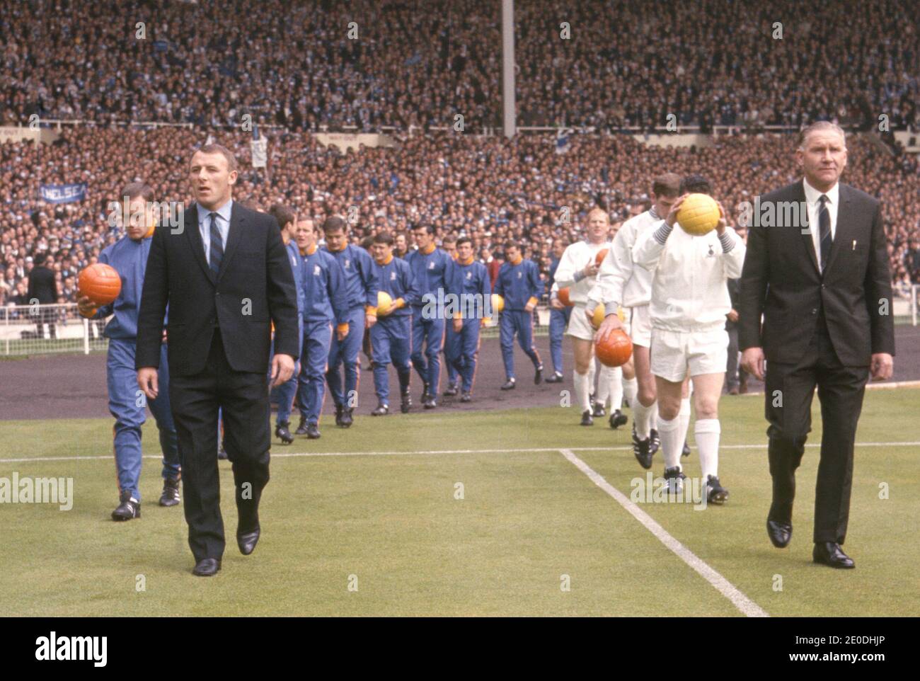 File foto datata 20/05/67 dell'allora manager del Chelsea Tommy Dochrety (a sinistra) e poi del manager del Tottenham Hotspur Bill Nicholson che ha portato i loro team in campo per la finale della fa Cup. Il signor Dochrety è morto all'età di 92 anni a seguito di una lunga malattia. Foto Stock