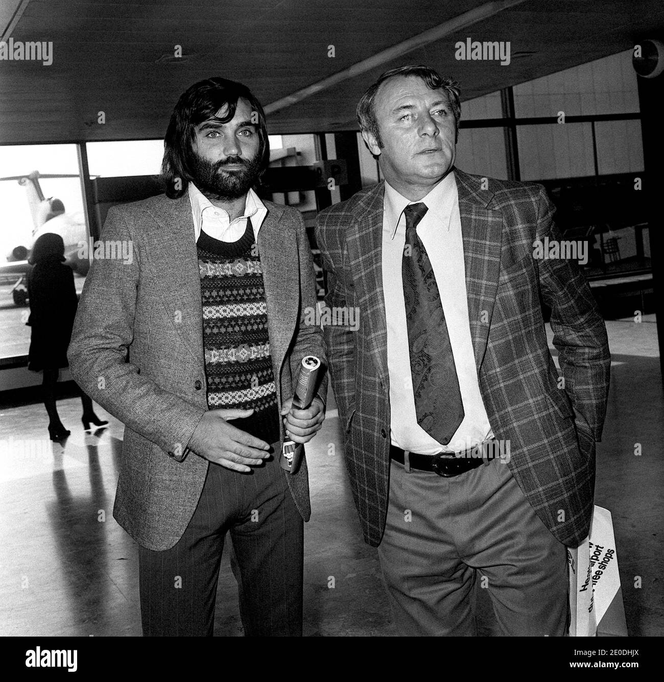 File foto datata 24/09/73 del calciatore del Manchester United George Best (a sinistra) e poi direttore Tommy Dochrety all'aeroporto di Heathrow, a Londra, prima di partire per Lisbona, Portogallo. Il signor Dochrety è morto all'età di 92 anni a seguito di una lunga malattia. Foto Stock
