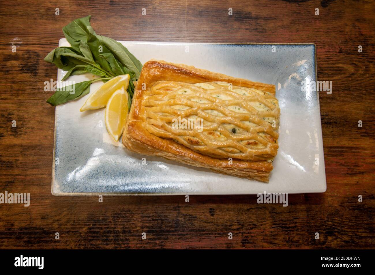 Una deliziosa torta di verdure vegane su un piatto bianco Foto Stock
