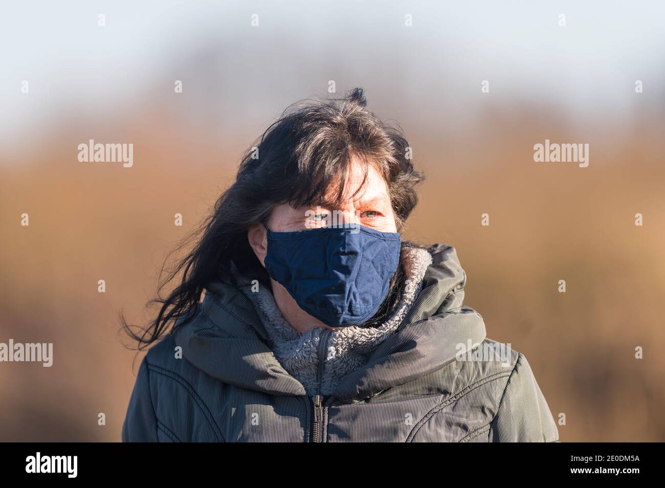 Donna con protezione della bocca in pandemia di Corona Foto Stock