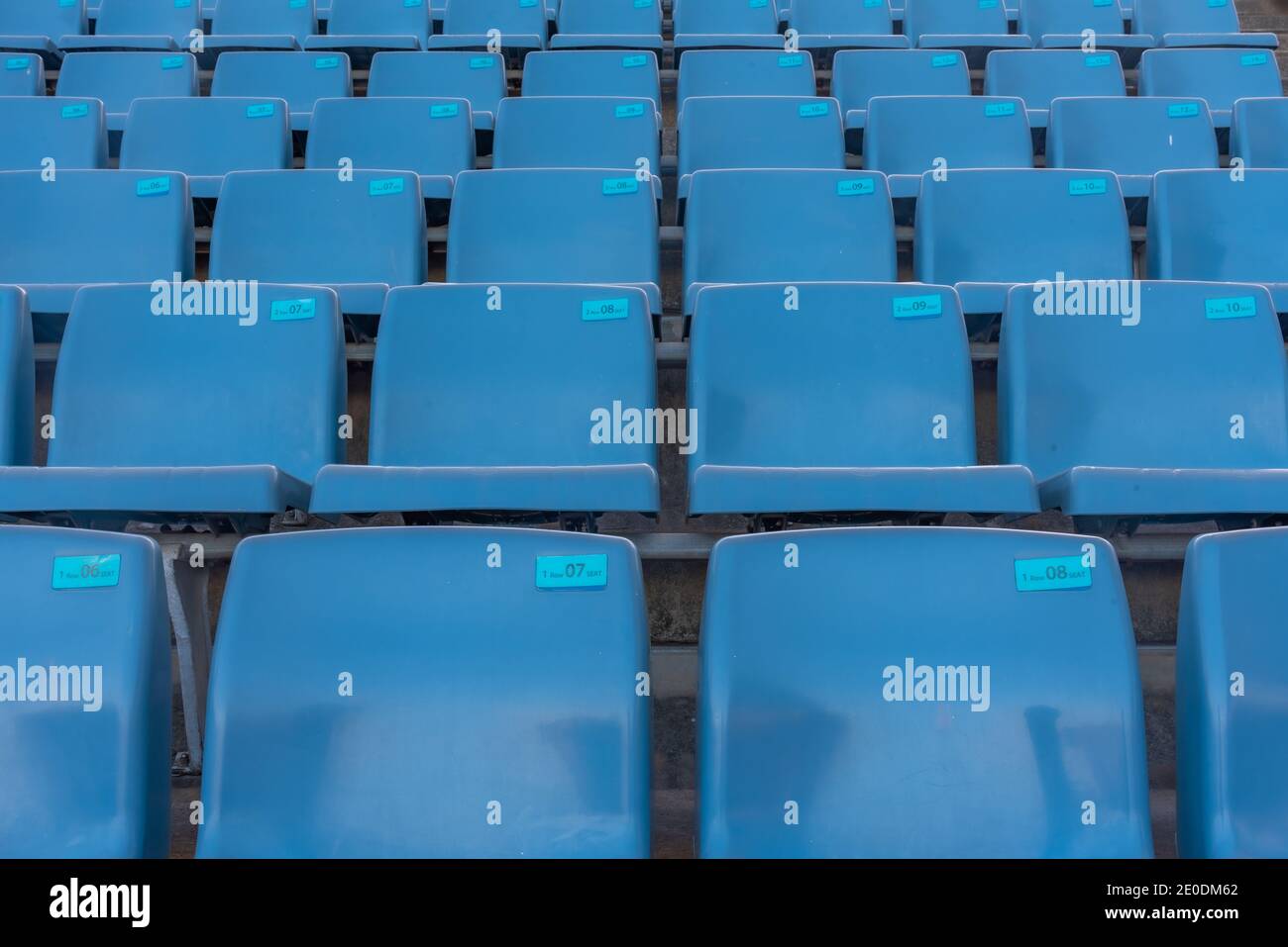 Posti a sedere blu in uno stadio di calcio Foto Stock