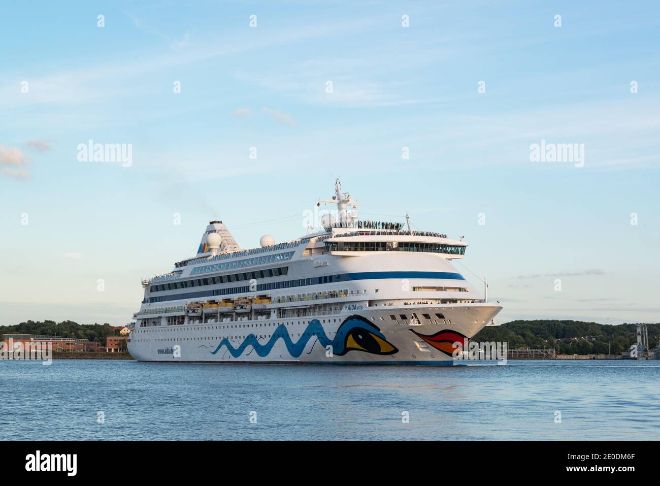 Ein Kreuzfahrtschiff der AIDA Cruises im Hafen von Kiel zu Gast Foto Stock