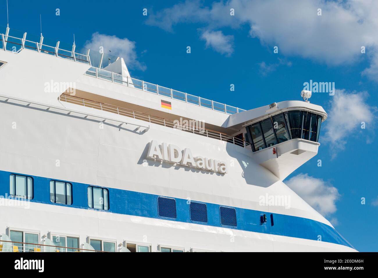 Ein Kreuzfahrtschiff der AIDA Cruises im Hafen von Kiel zu Gast Foto Stock