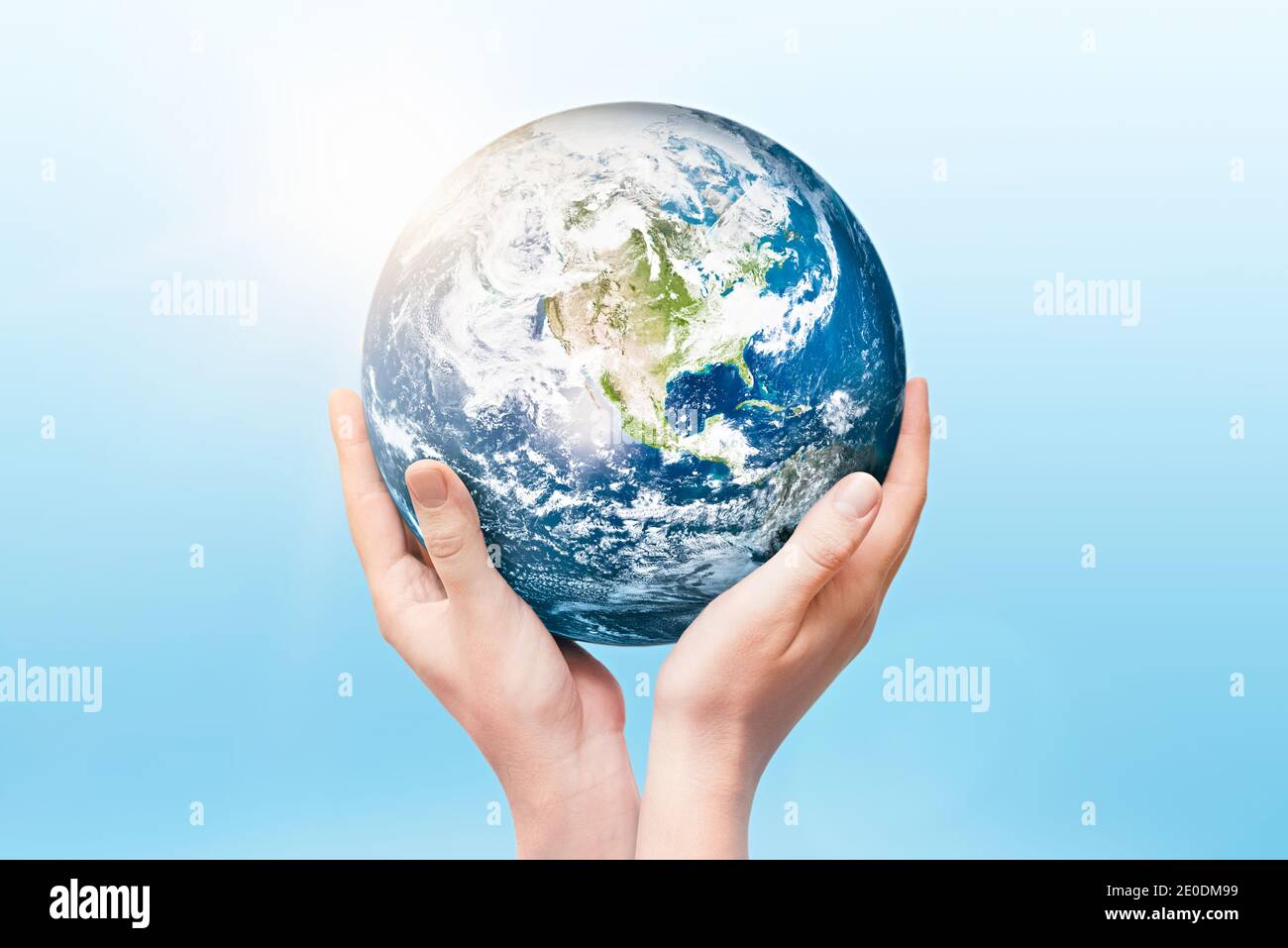 Terra globo nelle mani. Concetto di giornata mondiale dell'ambiente. Elementi di questa immagine forniti dalla NASA Foto Stock