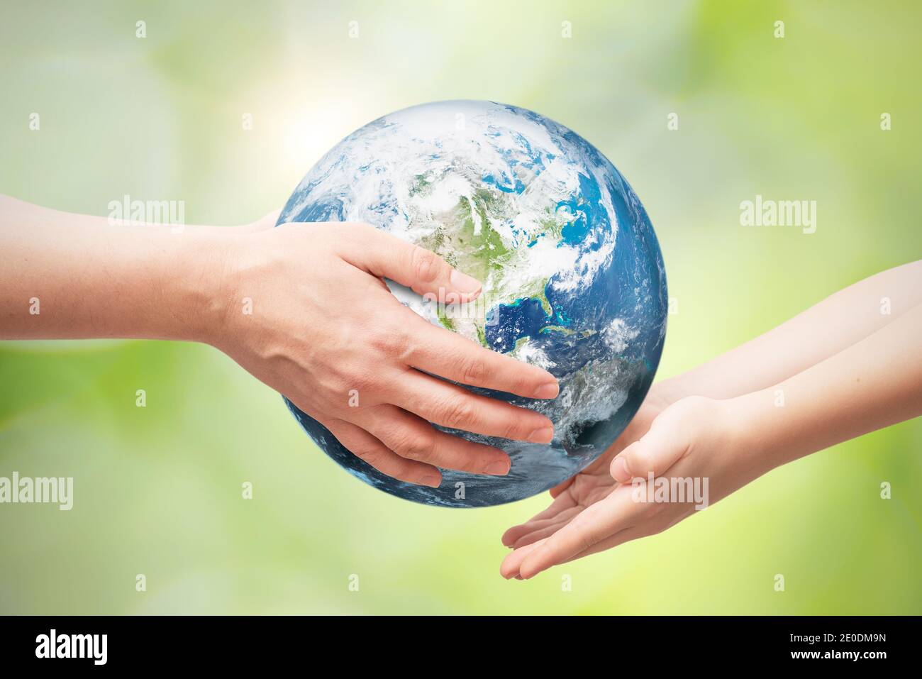 L'uomo dà il globo terrestre al bambino. Concetto di giornata mondiale dell'ambiente. Elementi di questa immagine fornita dalla NASA. Foto Stock