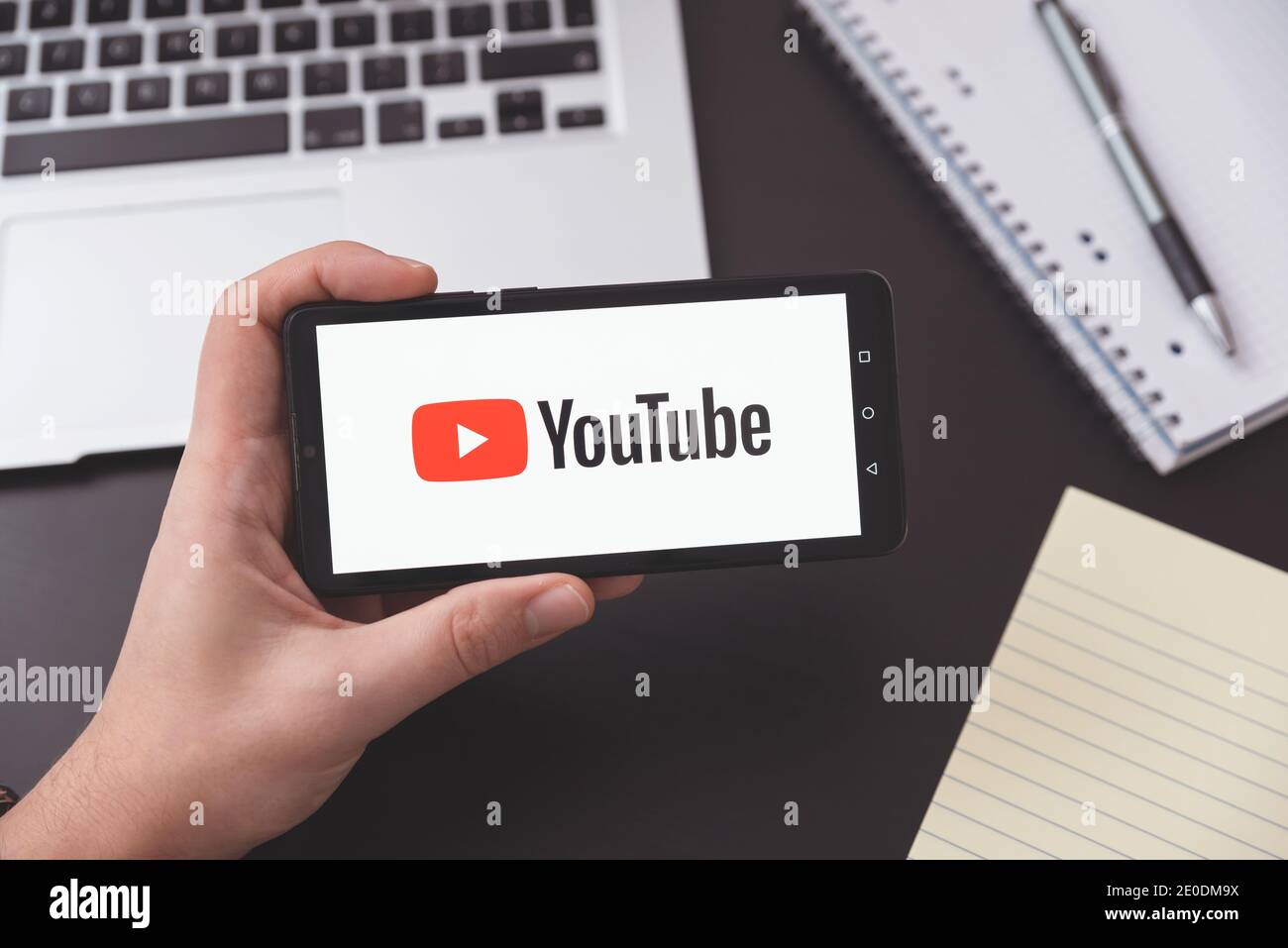 Wroclaw, Polonia - DEC 2, 2020: Logo YouTube sullo smartphone. YouTube è il servizio video più diffuso sviluppato da Google. Foto Stock