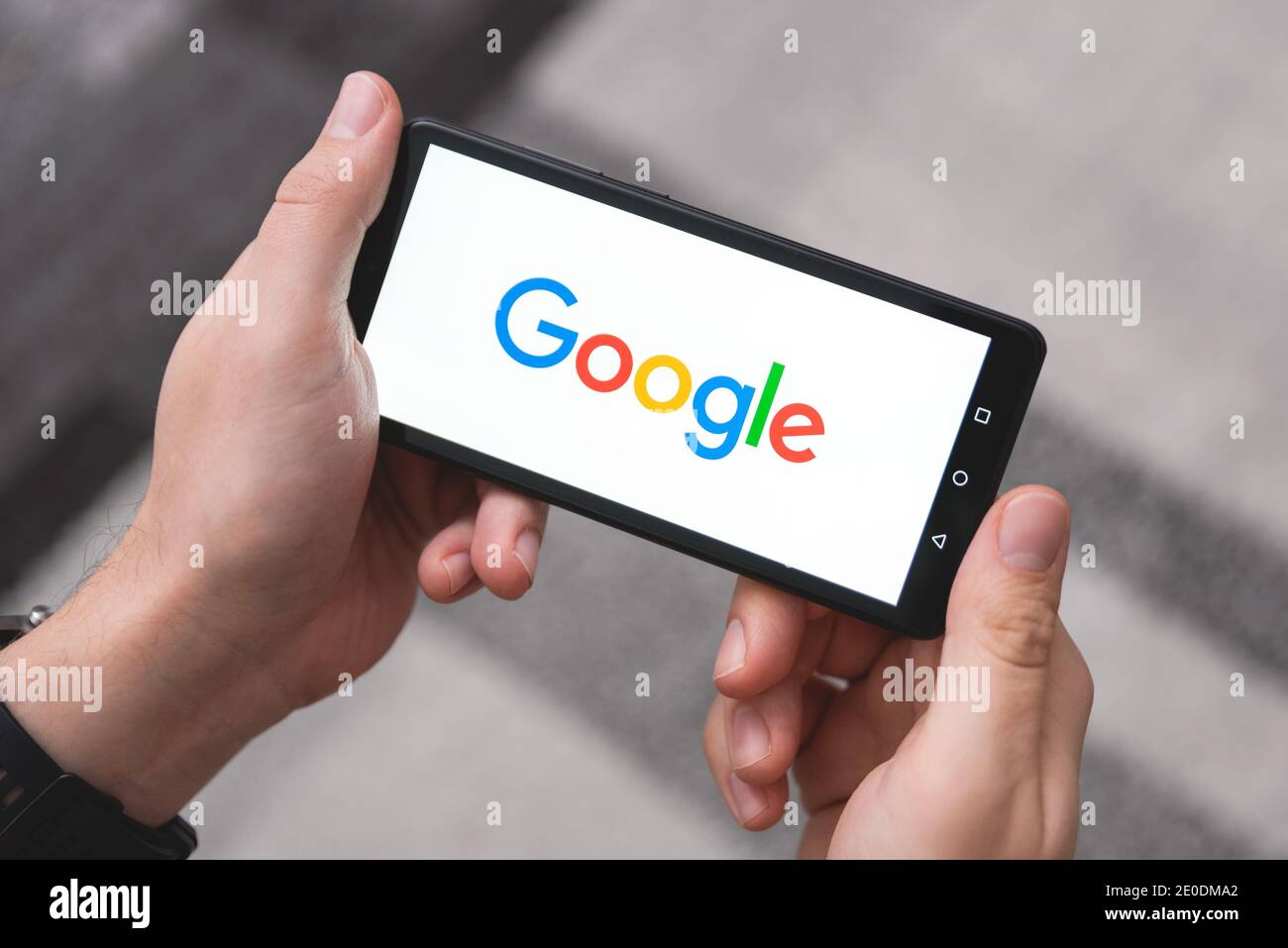 Wroclaw, Polonia - DEC 2, 2020: Logo Google sullo schermo Huawei P30. Google è il motore di ricerca di fotoricettore più popolare Foto Stock