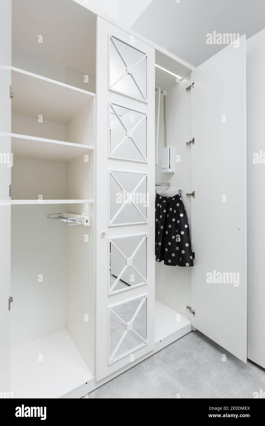 armadio bianco quasi vuoto come parte di un interno moderno. Concetto di produzione di mobili Foto Stock