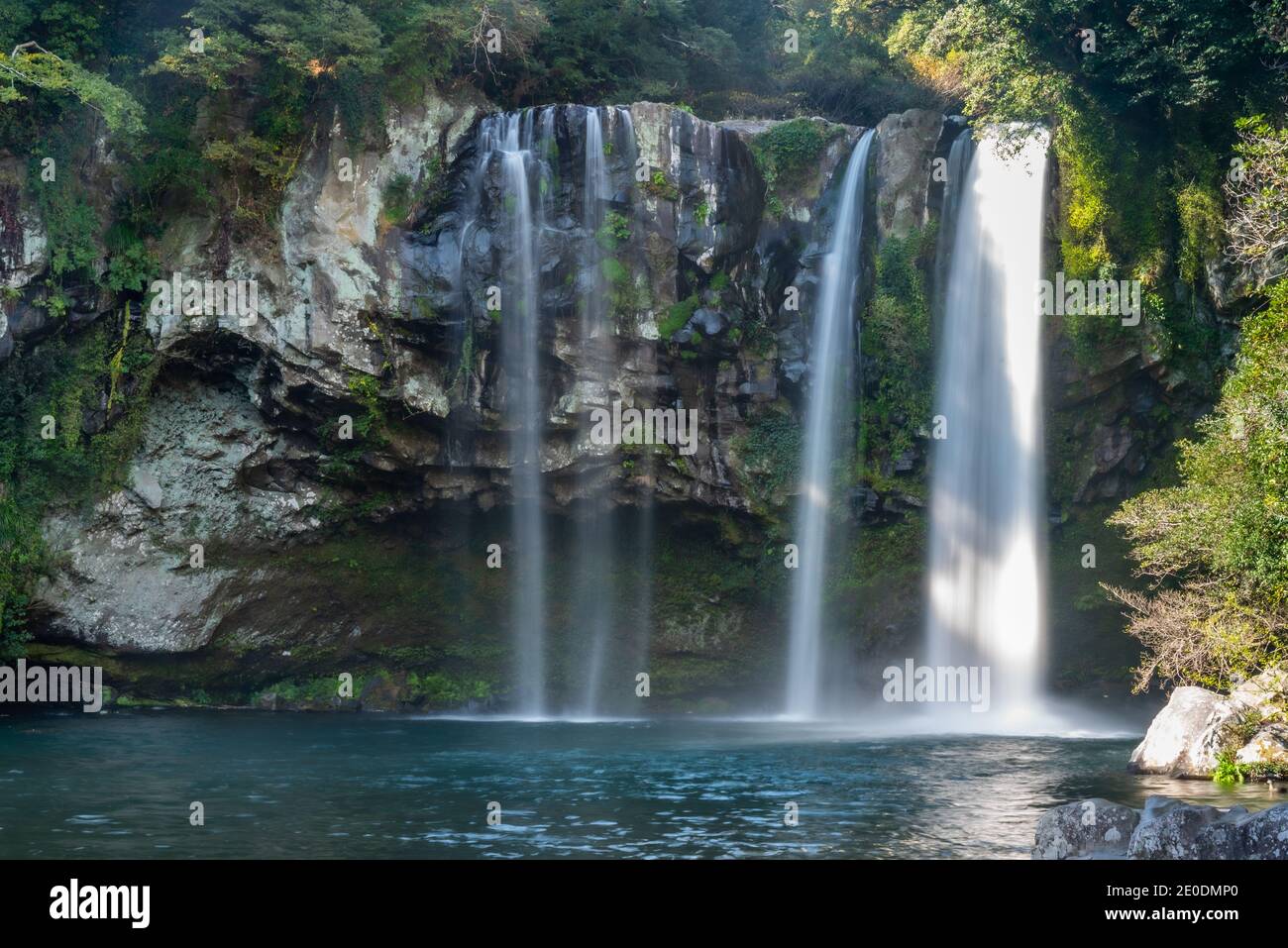 Cascata di Cheonjiyeon a Seogwipo, Repubblica di Corea Foto Stock