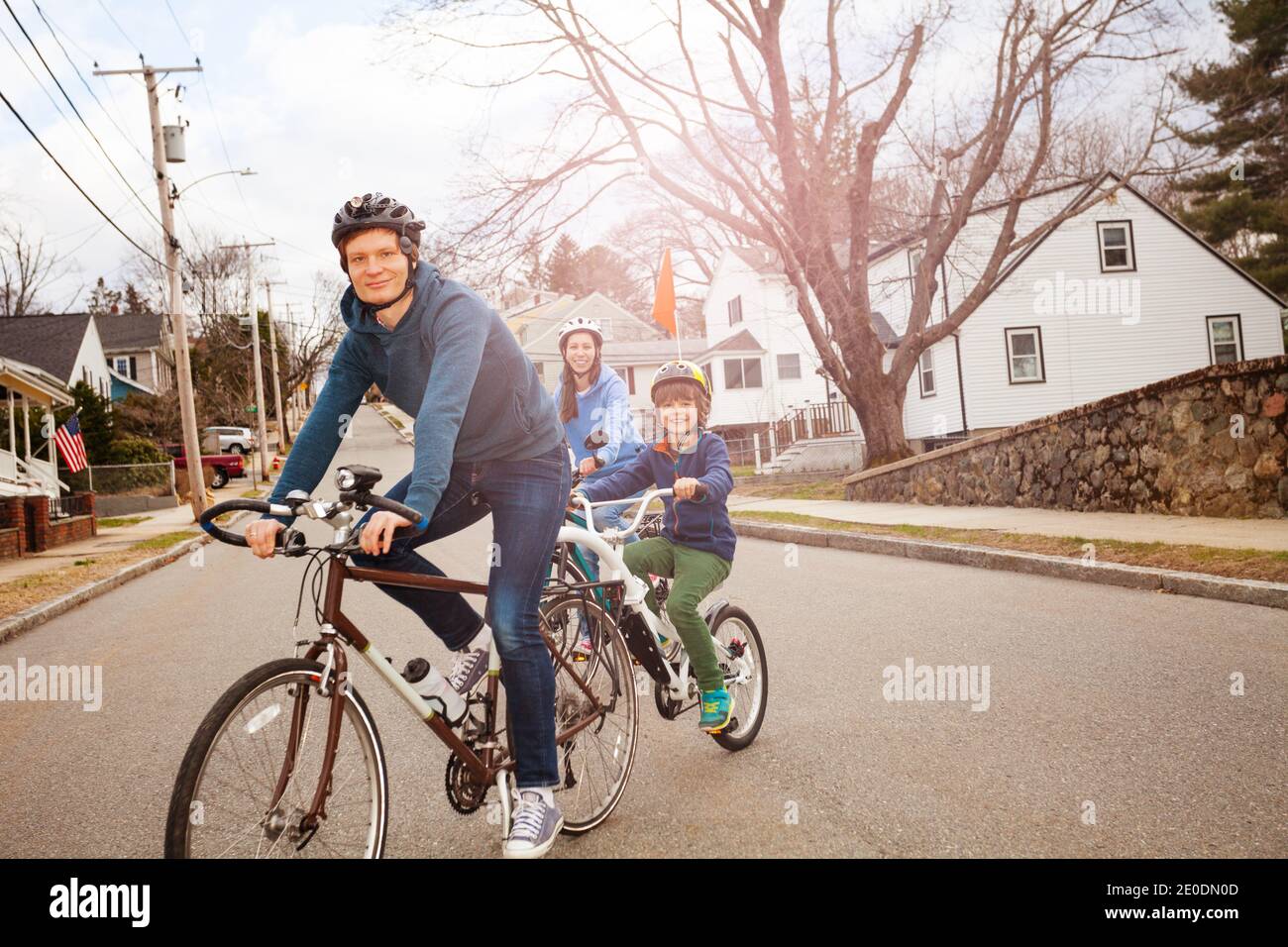 Famiglia con Ritratto di un bambino giro su un la moto tandem di traino è collegata al padre sulla strada urbana Foto Stock