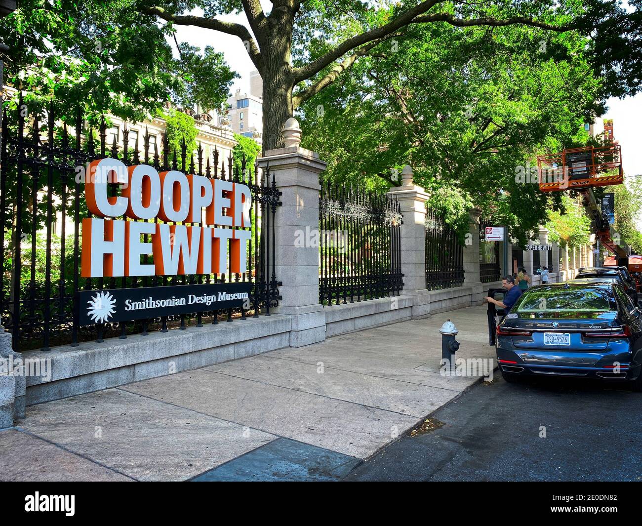 New York, NY, USA - 31 dicembre 2020: Un grande cartello fissato ad una recinzione che circonda il Cooper Hewitt Museum Foto Stock