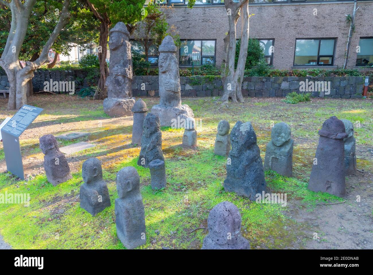 Statue Harubang al complesso storico di Gwandeokjeong nel centro della città di Jeju, Repubblica di Corea Foto Stock