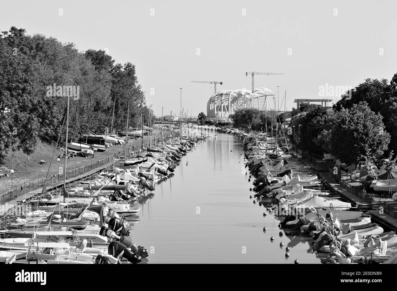 Pesaro, Italia - 09 luglio 2020: Barche ormeggiate nel porto di Pesaro  lungo il fiume foglia Foto stock - Alamy