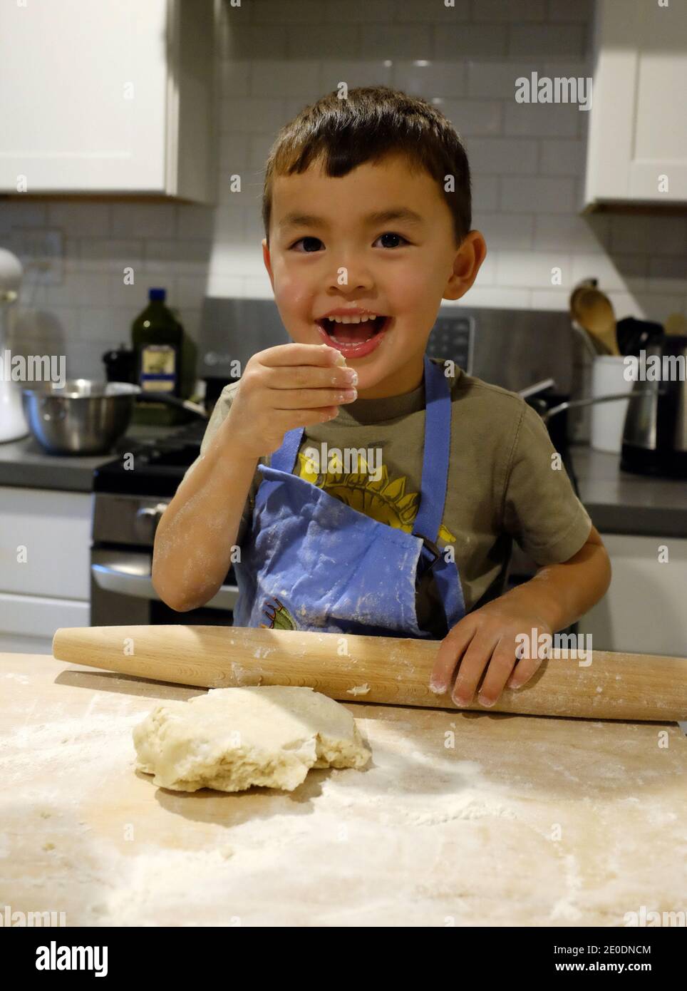 Cucina e fare biscotti di Natale del ragazzo Foto Stock