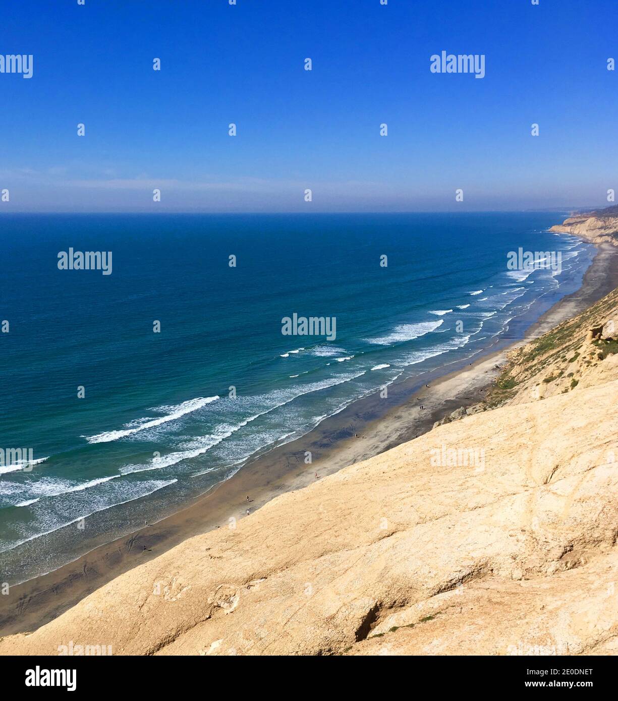 Vista sulla spiaggia della costa dell'Oceano Pacifico Foto Stock