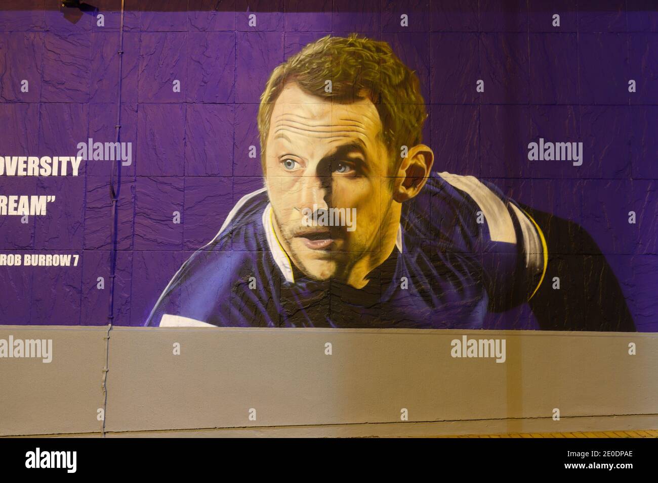 Il murale del giocatore di Leeds Rhinos 'Rob Burrow MBE' a cui è stato diagnosticato MND nel 2019, è stato appena creato fuori dall'Università di Leeds Beckett Foto Stock