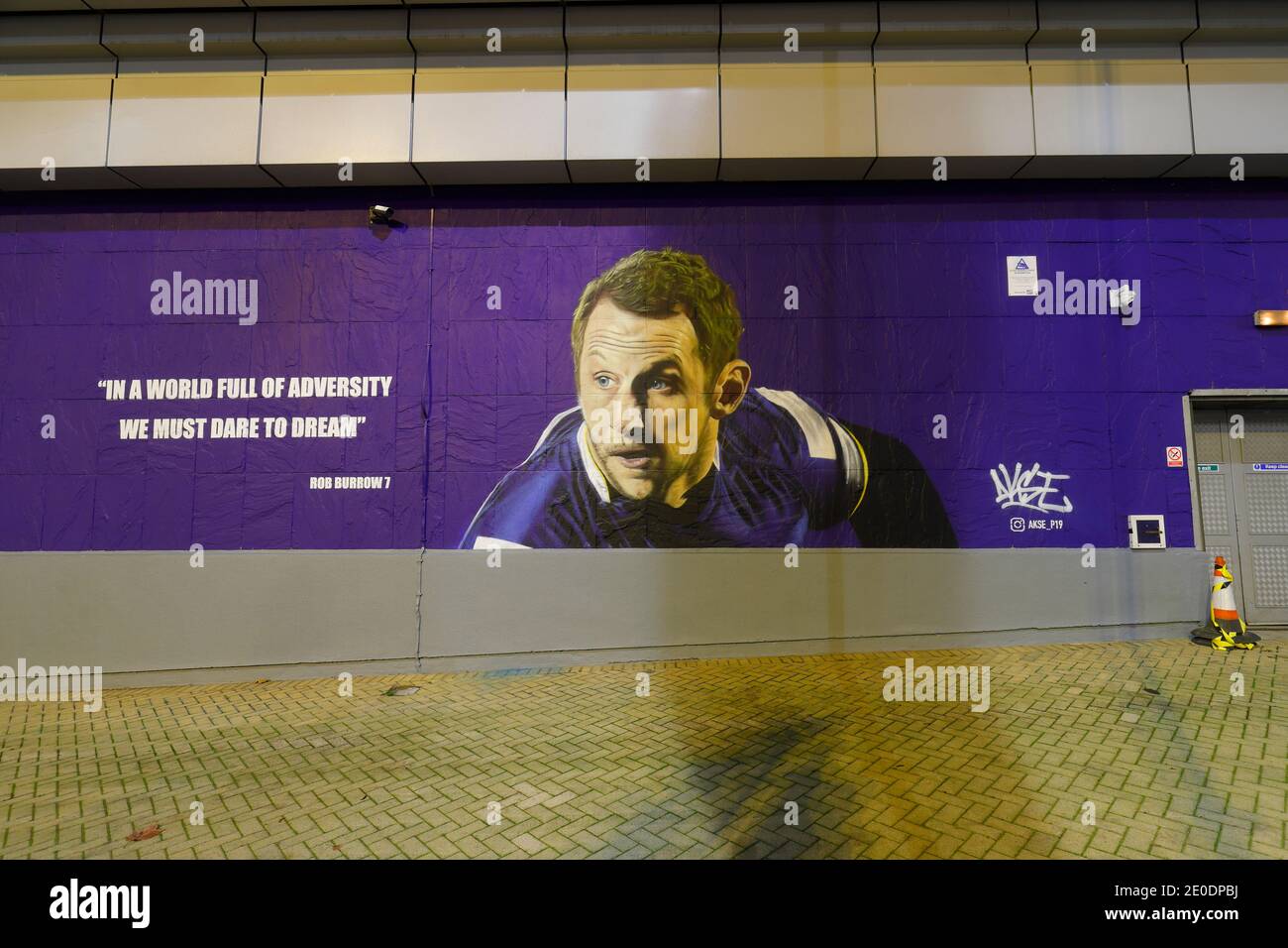 Il murale del giocatore di Leeds Rhinos 'Rob Burrow MBE' a cui è stato diagnosticato MND nel 2019, è stato appena creato fuori dall'Università di Leeds Beckett Foto Stock