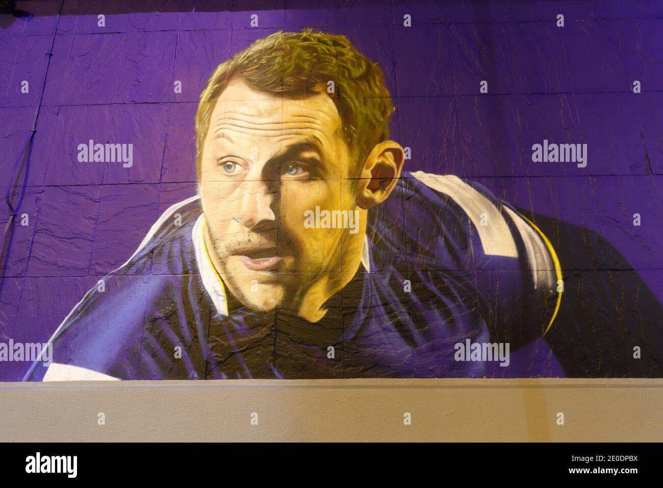 Il murale del giocatore di Leeds Rhinos 'Rob Burrow MBE' a cui è stato diagnosticato MND nel 2019, è stato appena creato fuori dall'Università di Leeds Beckett Foto Stock