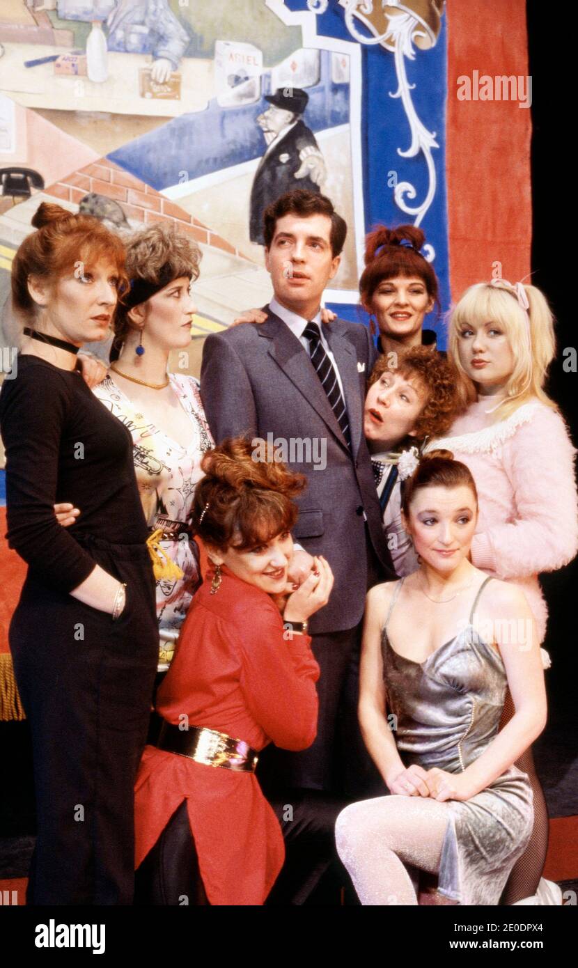 In senso orario da sinistra: Charlotte Cornwell (Sarah), Helen Gemmell (Kathy), Marc Sinden (Charles), Sandy Ratcliff (Maggie - posteriore), Henrietta Baynes (Julie), Mary Sheen (Nellie - giro di peering), Lesley Manville (Lizzie), Anita Dobson (vera) in CORO RAGAZZE al Teatro di Londra, Eray 06/04/1981 Barrie Keeffe design: Pat McNamara & Jill Muirhead illuminazione: Charlie Patton coreografia: Charles Augins regista: Adrian Shergold Foto Stock