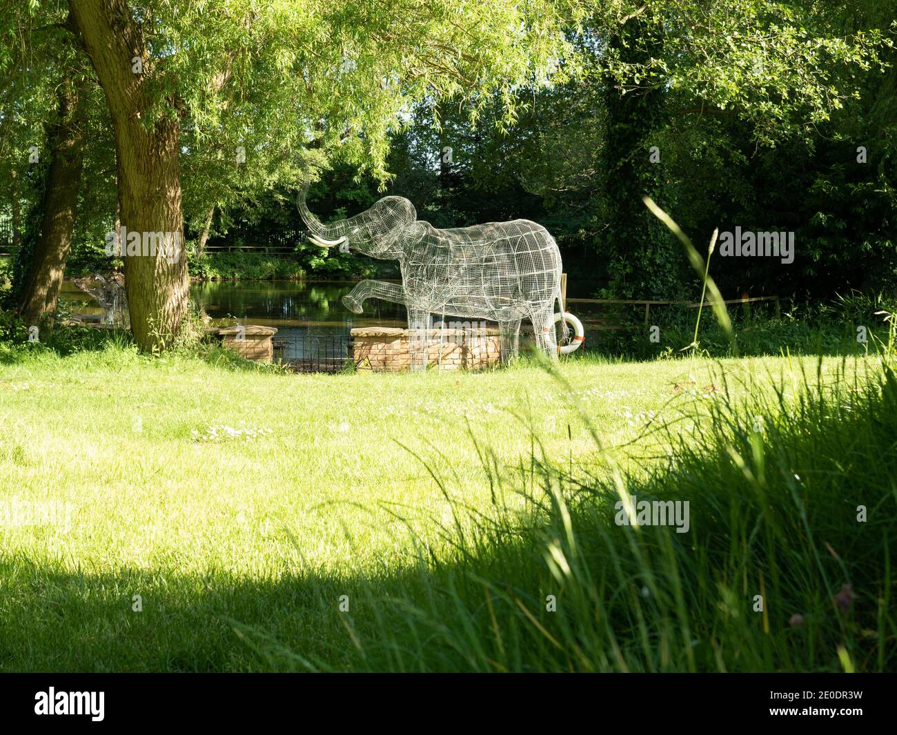 Aldenham, Hertfordshire, Inghilterra - Maggio 20 2020: Elephant Garden Feature Structure Bhaktivedanta Manor nr Watford. Foto Stock