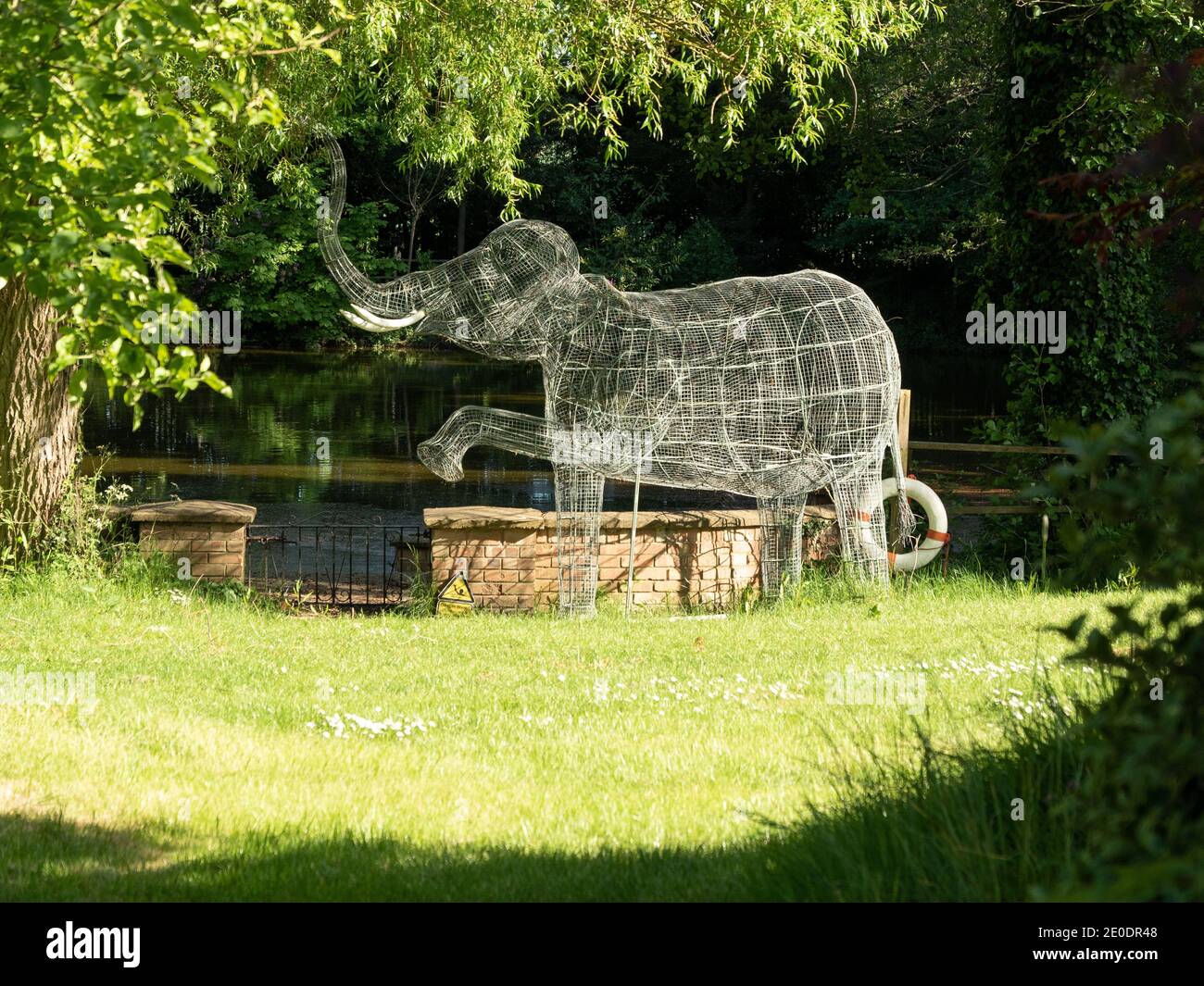 Aldenham, Hertfordshire, Inghilterra - Maggio 20 2020: Elephant Garden Feature Structure Bhaktivedanta Manor nr Watford. Foto Stock