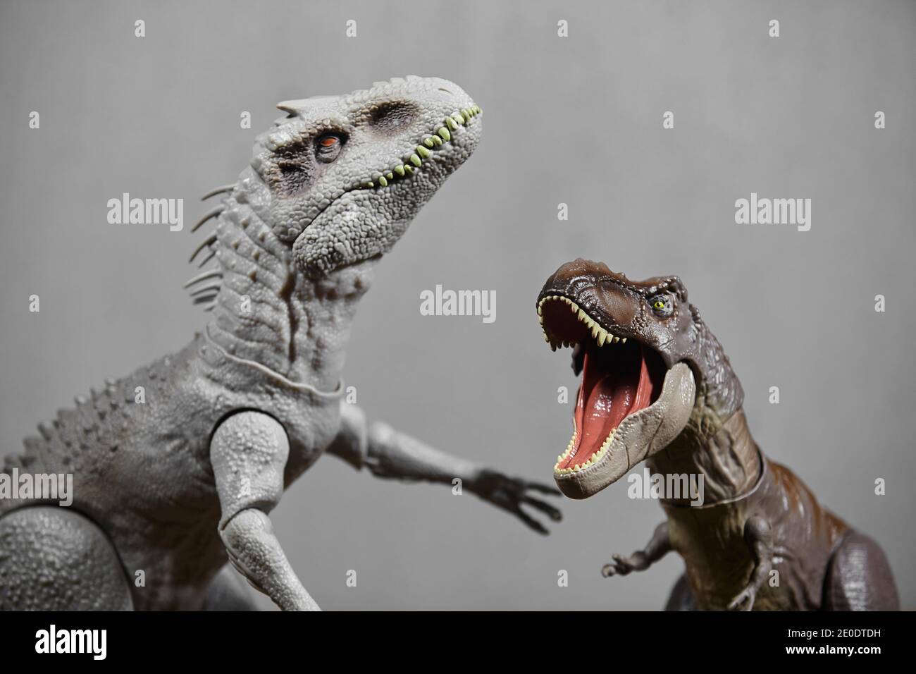 Dinosauro t-rex giocattoli su tavolo di legno. Foto Stock
