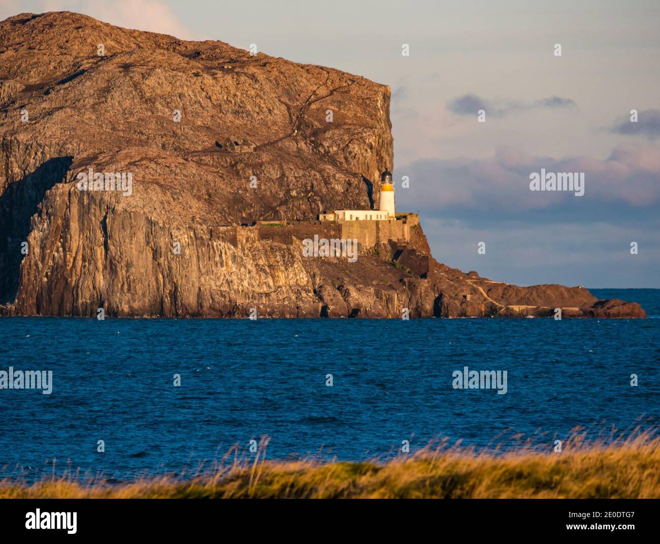 Bass Rock isola e faro al sole, Firth of Forth, Scozia, Regno Unito Foto Stock