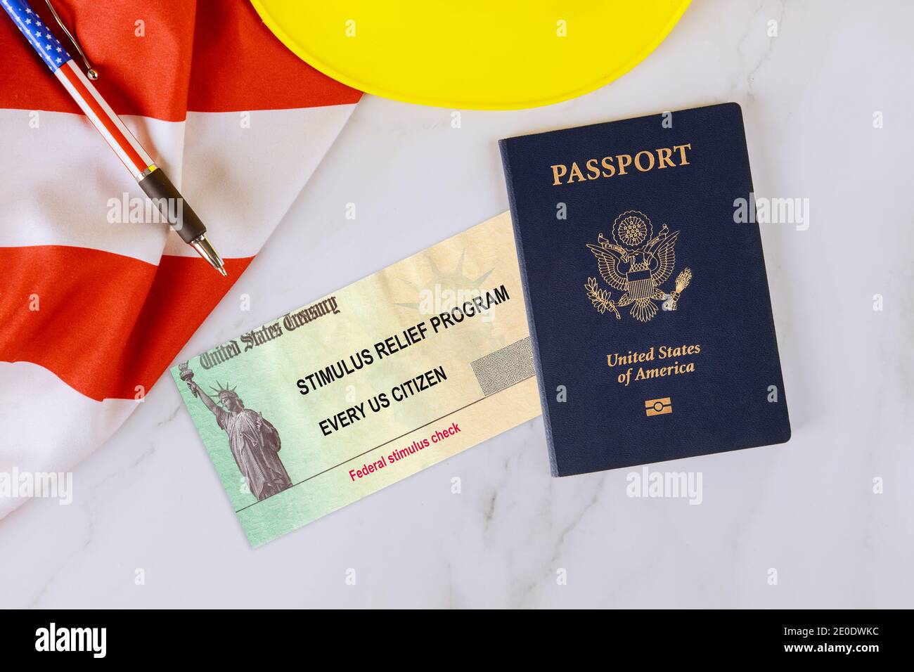 Stimolo rilievo controllo su passaporto degli Stati Uniti d'America su bandiera americana circa modulo 7200, pagamento anticipato di Crediti del datore di lavoro dovuto a COVID-19 Foto Stock