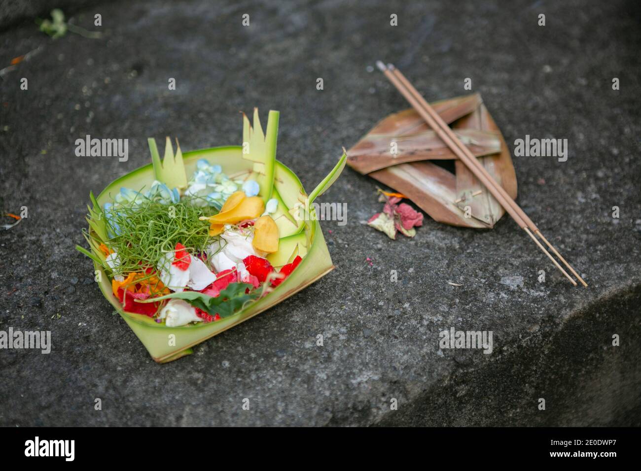 Offerta di fiori e frutta con fiori per un culto indù Cerimonia nell'isola di Bali dell'Indonesia Foto Stock