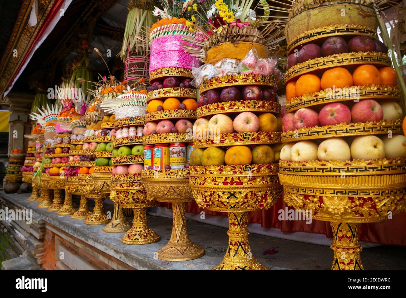 Offerta di fiori e frutta con fiori per un culto indù Cerimonia nell'isola di Bali dell'Indonesia Foto Stock