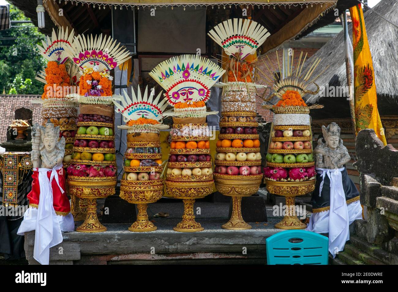 Offerta di fiori e frutta con fiori per un culto indù Cerimonia nell'isola di Bali dell'Indonesia Foto Stock