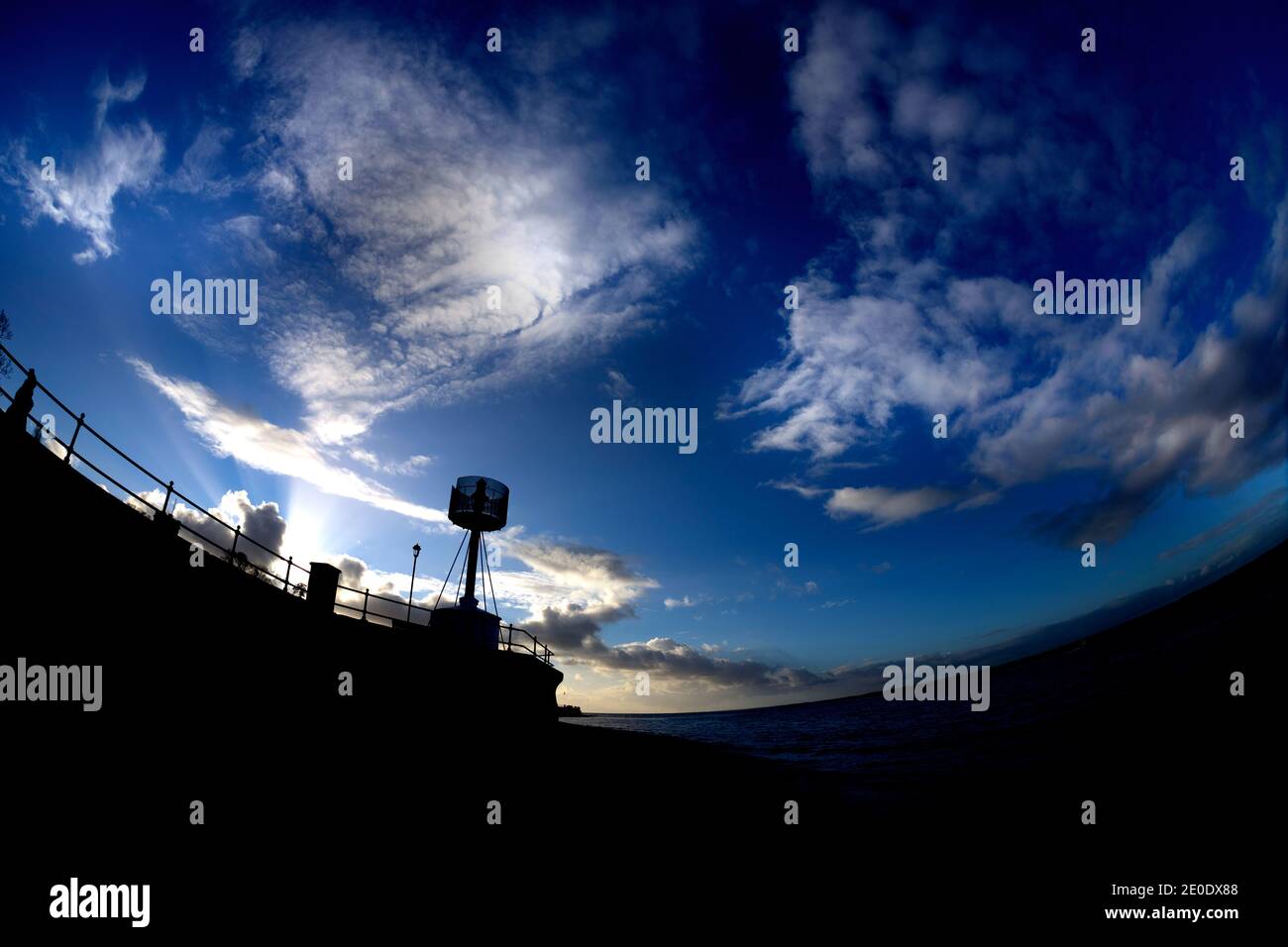 15 mm,fisheye,obiettivo,estremo,ampio,panorama,fotografia,cielo,tramonto,inverno,silhouette,Cowes,Isola di Wight,Inghilterra,Regno Unito, The Solent, Foto Stock