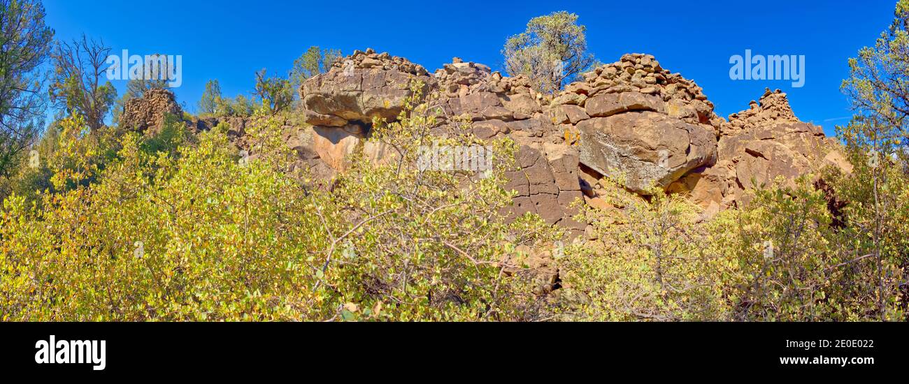 Le mura sminuzzanti delle antiche rovine indiane lungo il bordo sud del Rattlesnake Canyon vicino allo storico Chavez Trail. Situato nel Wet Beaver Creek Foto Stock