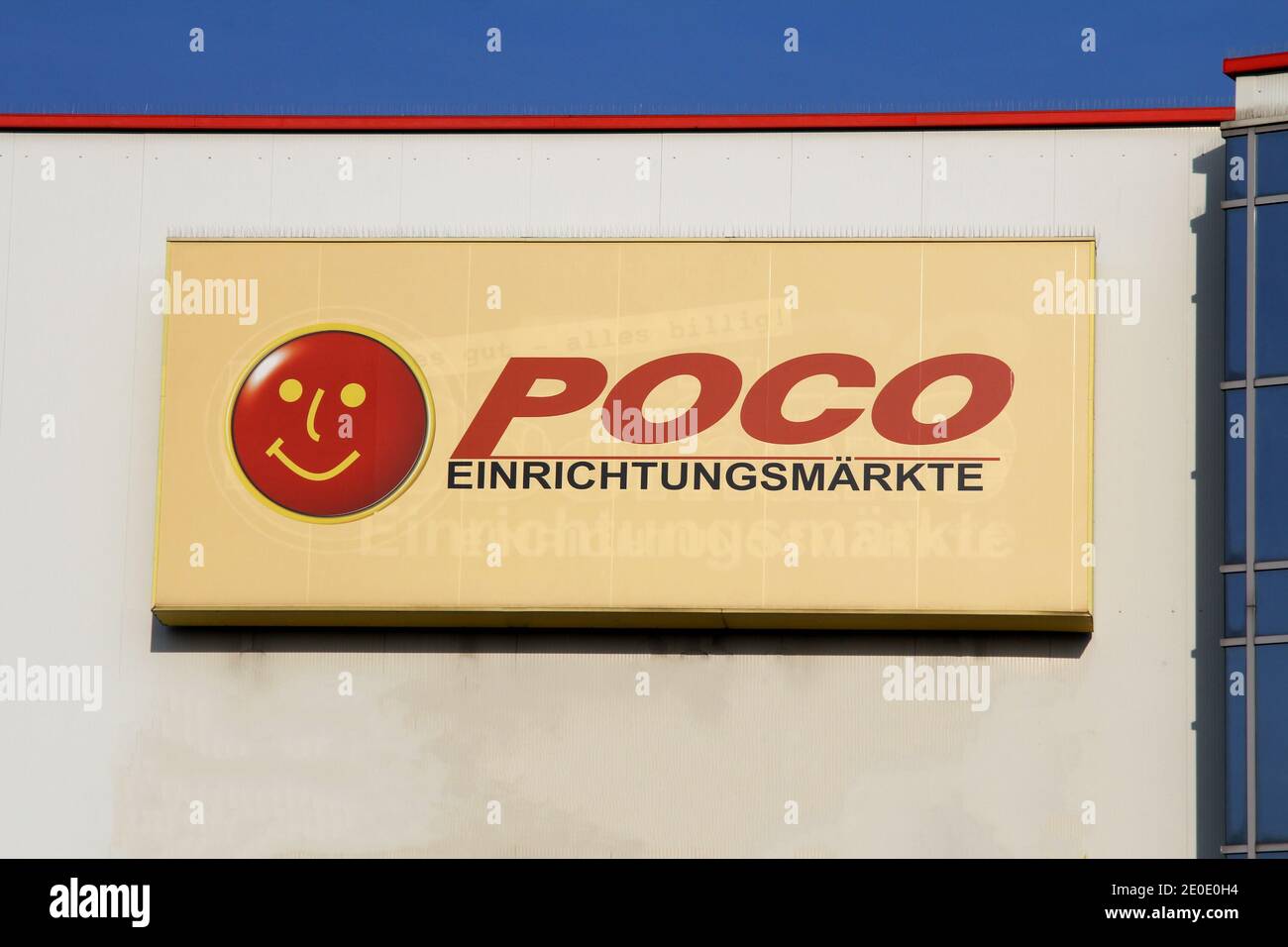 Nurnberg, Germania, Apr 4,2019 : logo poco su una facciata. Poco è un dispounter tedesco di mobili. Foto Stock