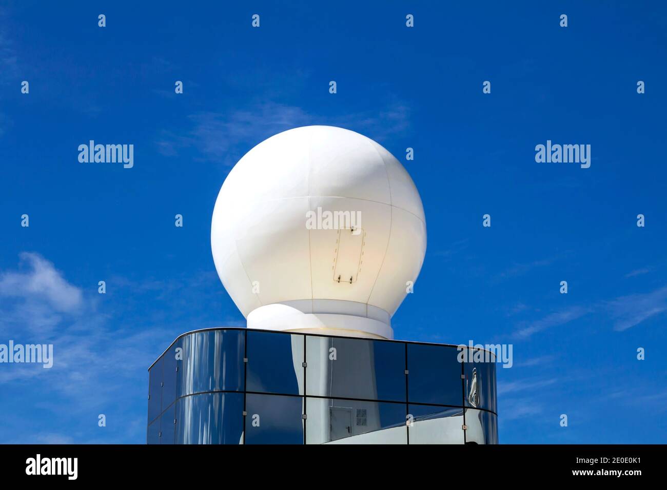 Spedire Radar Sphere su una nave da crociera Foto Stock