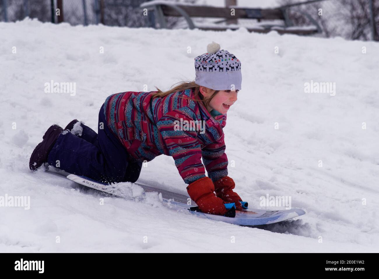 Una bambina (6 anni) Slitta in inverno in Quebec Foto Stock