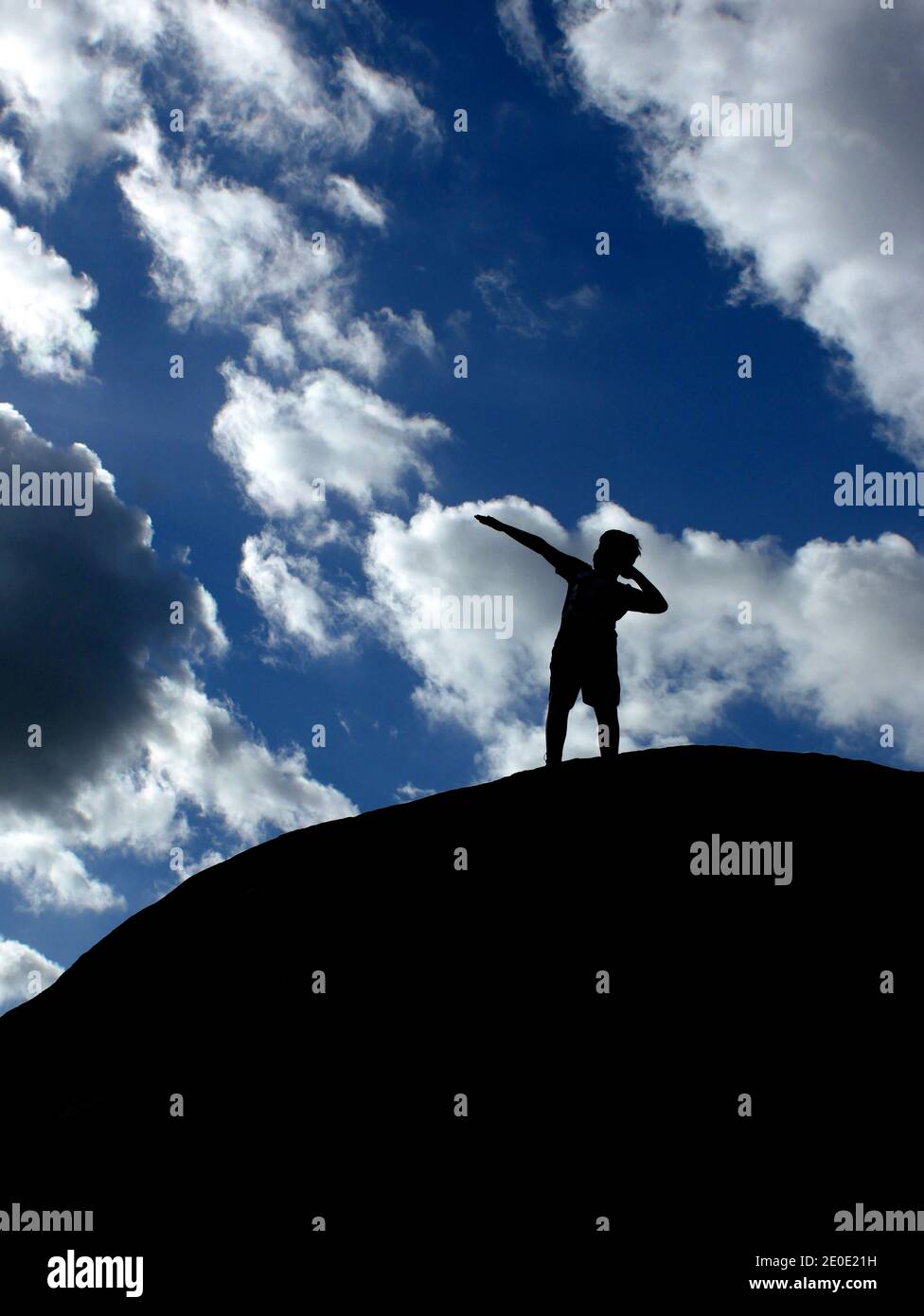 Silhouette Boy conquista escursione in montagna Foto Stock