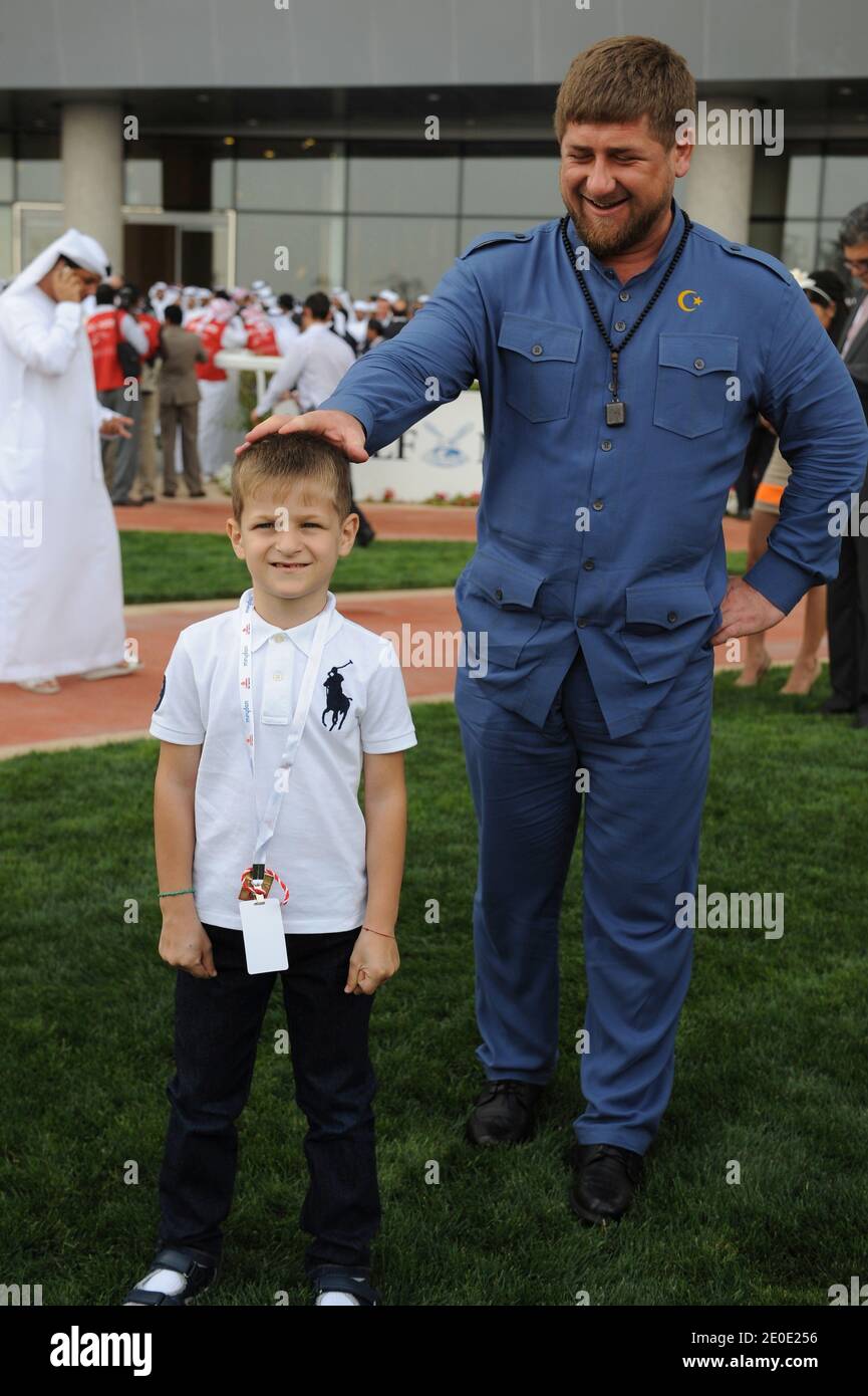 il presidente ceceno Ramzan Kadyrov e il figlio Akhmed partecipano alla gara di cavalli della Coppa del mondo di Dubai, a Dubai, negli Emirati Arabi Uniti, il 31 marzo 2012. Foto di Ammar Abd Rabbo/ABACAPRESS.COM Foto Stock