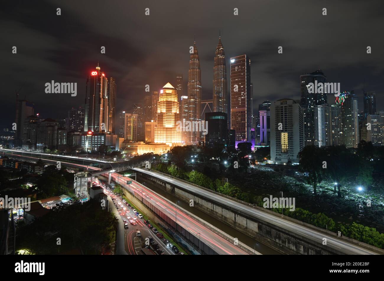 Kuala Lumpur. 1 gennaio 2021. Foto scattata il 1 gennaio 2021 mostra la vista notturna di Kuala Lumpur della Malesia dopo il conto alla rovescia di Capodanno. Credit: Zhu Wei/Xinhua/Alamy Live News Foto Stock