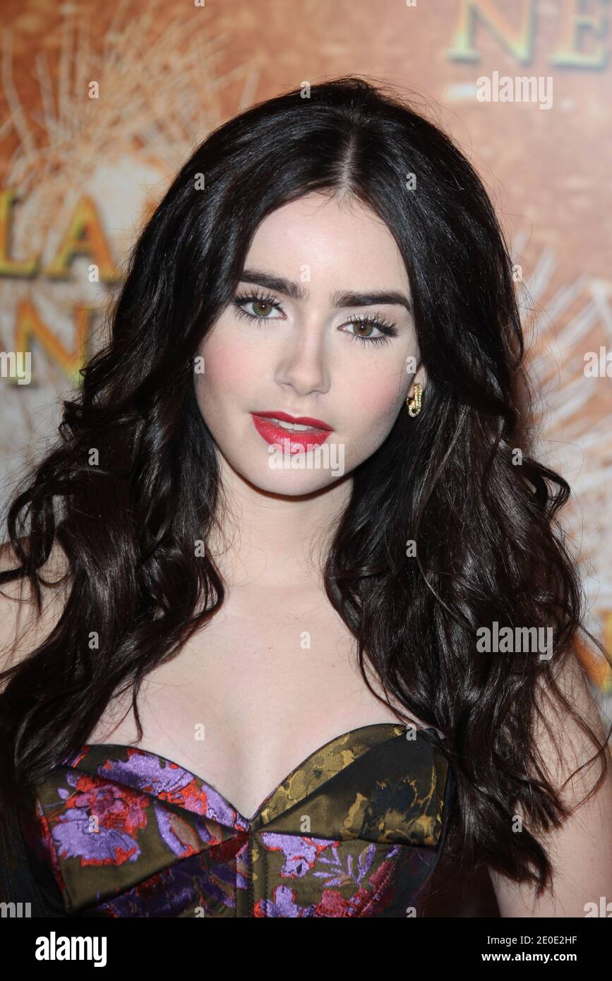 Lily Collins partecipa alla prima francese del film 'Blanche Neige' (titolo originale: Mirror Mirror) tenuto al Gaumont Capucines Cinema il 1 aprile 2012 a Parigi, Francia. Foto di Denis Guignebourg/ABACAPRESS.COM Foto Stock