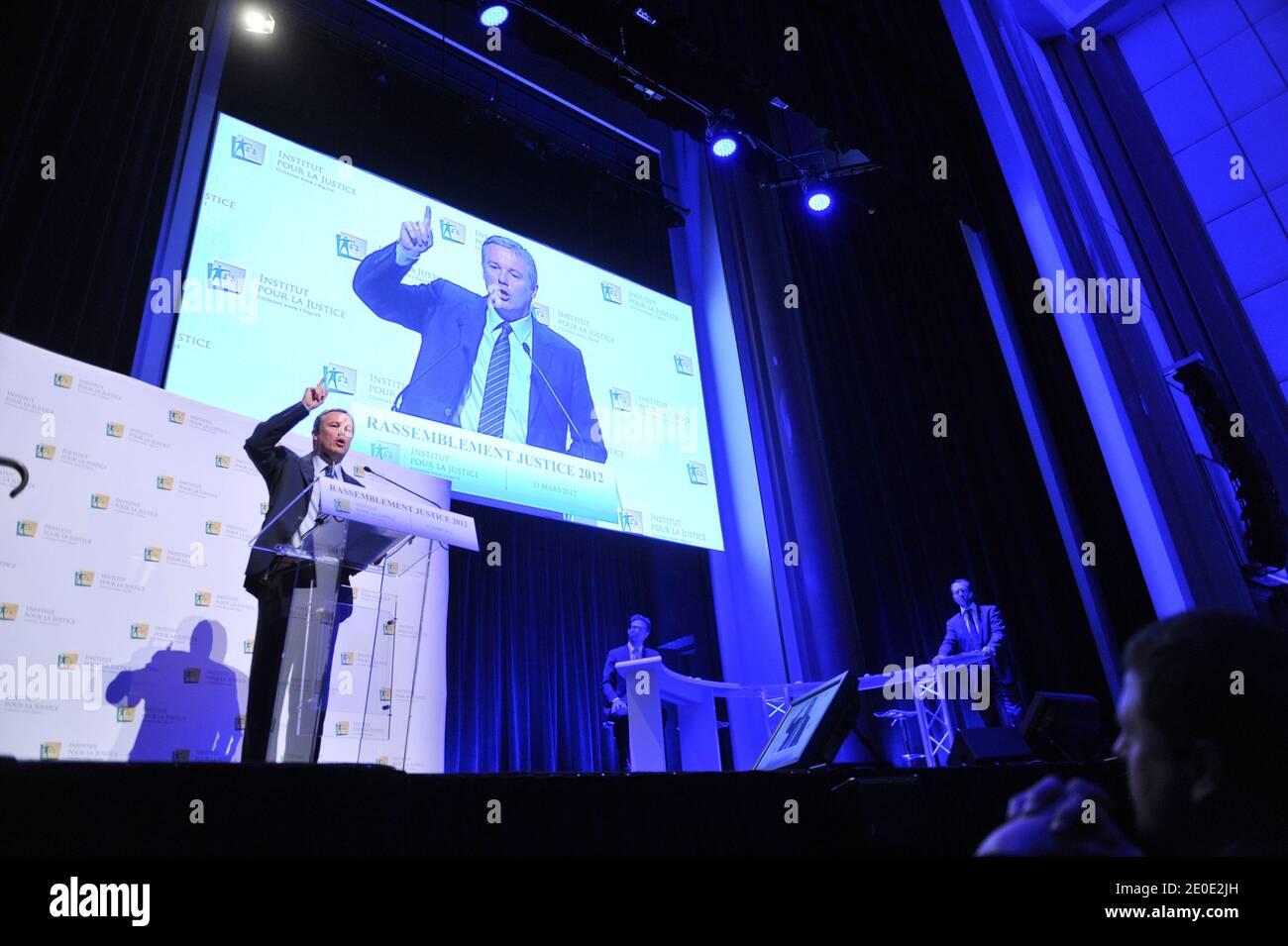 Nicolas Dupont-Aignan, candidato del partito di destra Debout la République per le elezioni presidenziali francesi del 2012, ha tenuto un discorso durante un seminario dell'associazione 'Institut pour la Justice' (Istituto di Giustizia) alla Maison de la Chimie, a Parigi, Francia, il 31 marzo 2012. Foto di Christophe Guibbaud/ABACAPRESS.COM Foto Stock