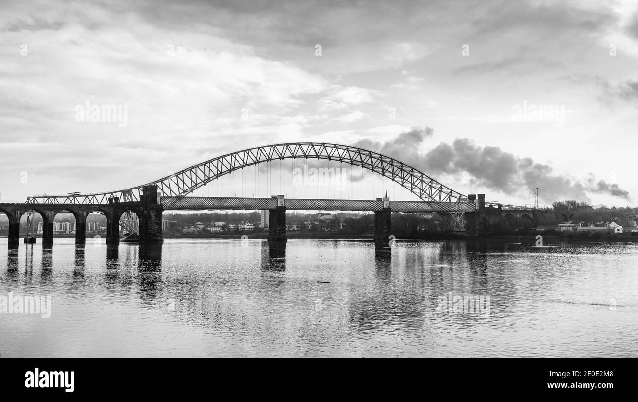 I ponti iconici che collegano Runcorn e Widness abbracciano l'estuario di Mersey. Il Runcorn Railway Bridge si trova più vicino alla telecamera e al Silver Jubilee Foto Stock