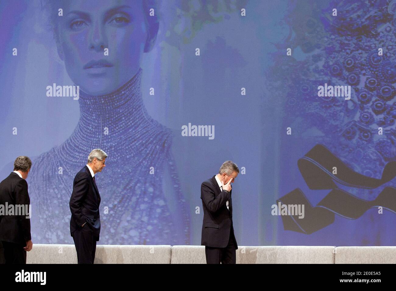 Global Luxury retailer LVMH Presidente Bernard Arnault affiancato dal Vice-Presidente LVMH Moet Hennessy-Louis Vuitton, Pierre Gode ha scolpito durante l'assemblea annuale degli azionisti di LVMH, a Parigi, in Francia, il 05 aprile 2012. Foto di Stephane Lemouton/ABACAPRESS.COM Foto Stock