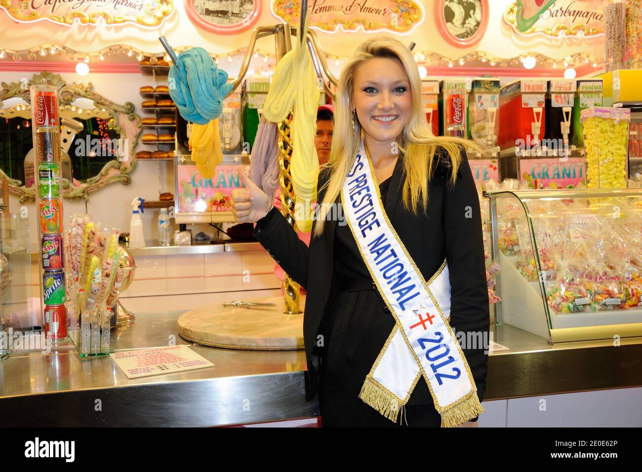 Miss Prestige National 2012, Christelle Roca partecipa alla giornata di apertura dell'annuale Foire du Trone a beneficio di 'Enfants de la terre' tenutosi a Parigi, Francia, il 2012 aprile. Foto di Alban Wyters/ABACAPRESS.COM Foto Stock