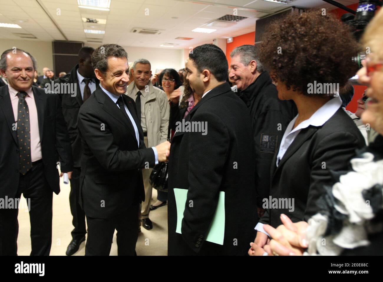 Il presidente francese in carica e il partito di governo ad ala circolare Union for A Popular Movement (UMP) candidato alle elezioni presidenziali francesi del 2012 Nicolas Sarkozy viene raffigurato durante una visita al centro culturale berbero di Drancy, fuori Parigi, Francia, il 10 aprile 2012, come parte di una visita di campagna. Foto di Ludovic/piscina/ABACAPRESS.COM Foto Stock