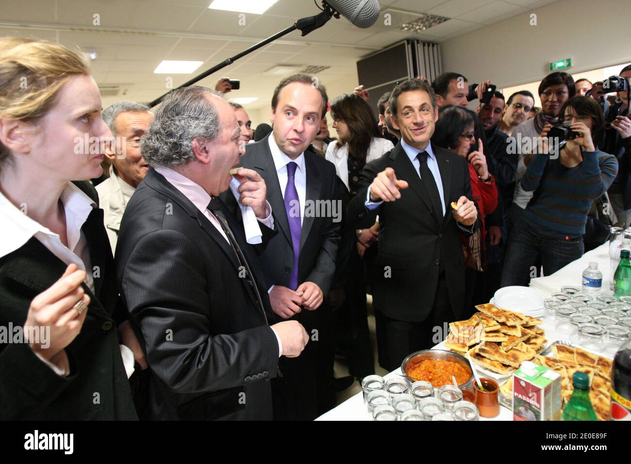 Il presidente francese in carica e il partito di governo ad ala circolare Union for A Popular Movement (UMP) candidato alle elezioni presidenziali francesi del 2012 Nicolas Sarkozy è raffigurato affiancato dal sindaco di Drancy Jean-Christophe Lagarde, Candidato del partito al potere dell'UMP per le elezioni presidenziali del 2012 Nathalie Kosciusko-Morizet, portavoce di Nicolas Sarkozy, durante un pranzo presso il centro culturale berbero di Drancy, fuori Parigi, Francia, il 10 aprile 2012 come parte di una visita di campagna. Foto di Ludovic/piscina/ABACAPRESS.COM Foto Stock